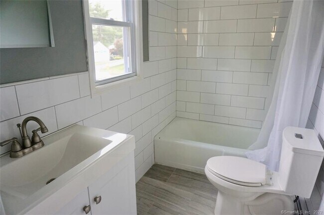 Building Photo - 15 Crofut Pl