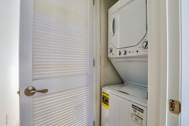 Building Photo - 301 Madison St