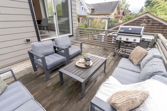 Building Photo - 5177 NE 14th Pl