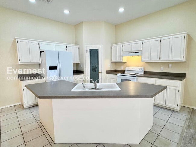 Building Photo - 3 Bed, 2 Bath Townhome with Attached Garage / Pet-Friendly / Available Now!