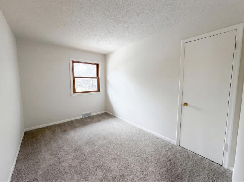 Building Photo - 8615 Virginia Cir N