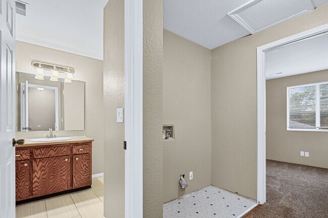 Building Photo - 2bed, 1.5 bath Duplex with Covered Carport & Fenced Yard!