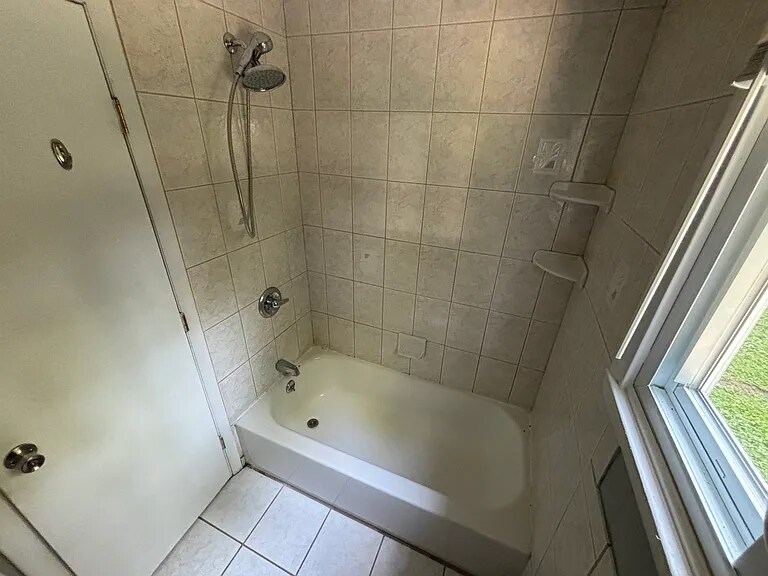 Building Photo - 305 Hunt Dr