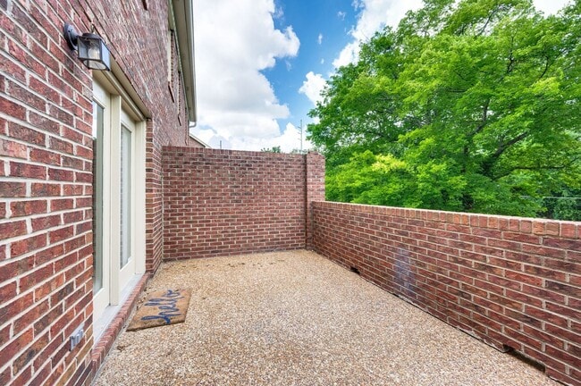 Building Photo - Awesome 2BE/2.5BA condo in Green Hills!