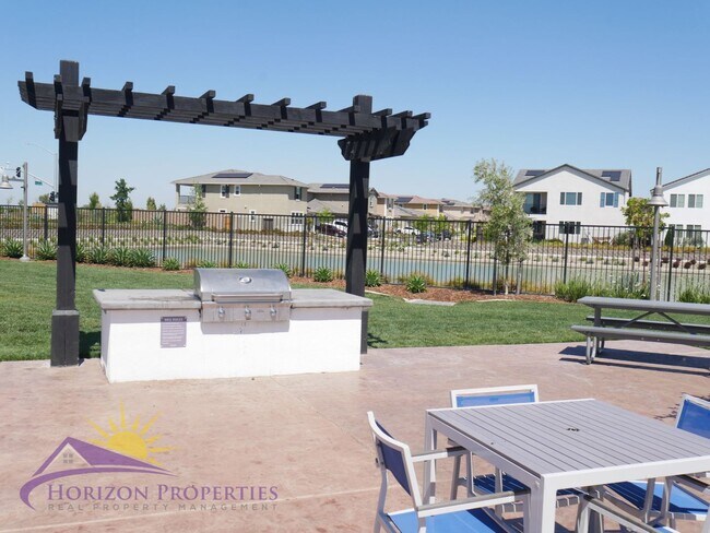 Building Photo - Modern Two-story 4 Bed 3.5 Bath 2,786 sqft...