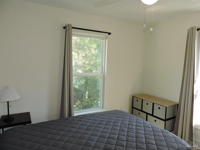 Building Photo - 1702 E La Rua St