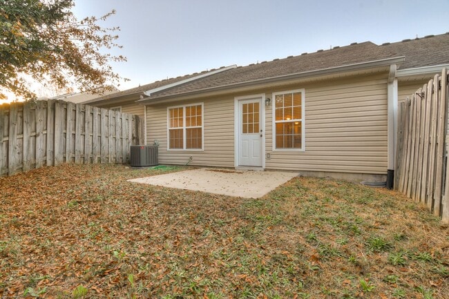 Building Photo - 3 Bedroom 2 Bath Townhouse With Garage