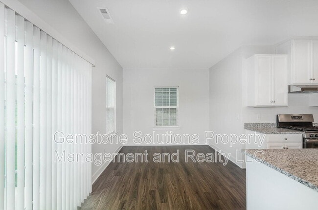 Building Photo - 3301 Somerset Ln