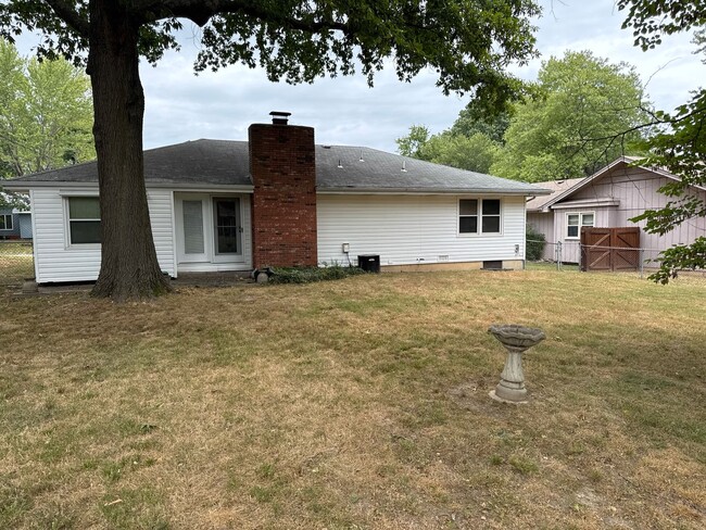 Building Photo - 3 Bedroom 2 Bath 2 Car Garage! Southeast! ...