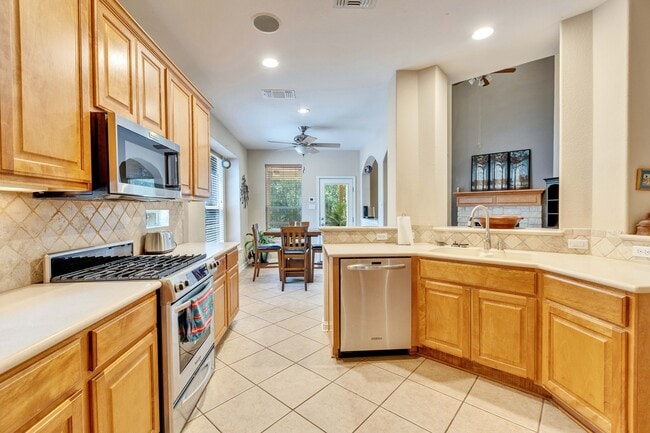 Building Photo - 10616 Big Thicket Dr