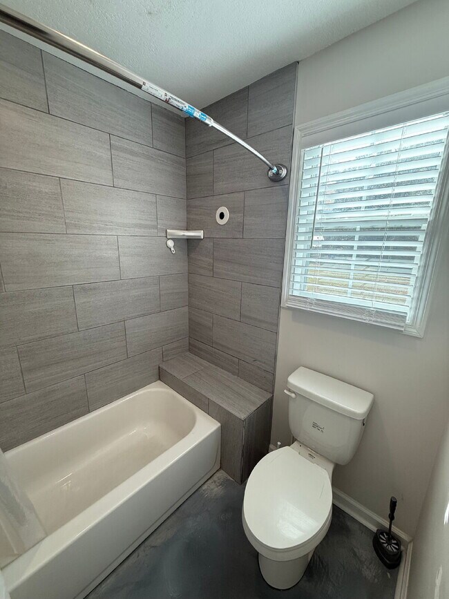 Building Photo - HUGE UPGRADED 3/2!