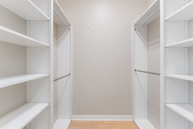 Building Photo - ** ISLAND WALK ** 3 BED + DEN / 2.5 BATH -...