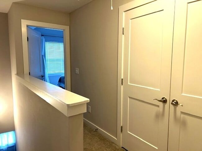 Building Photo - Nice 2 Bedroom 2.5 bath townhome with open...