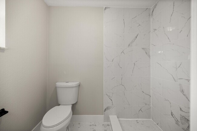 Building Photo - Newly remodeled Lovely 3-bed 2 Bath Home in desirable Location!!