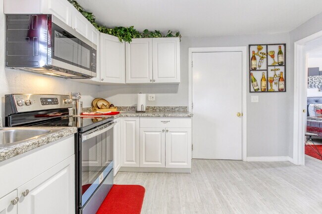 Building Photo - Beautifully Remodeled 3BR Duplex Near Parks, Schools & New Rec Center — Utilities Included. Secti...