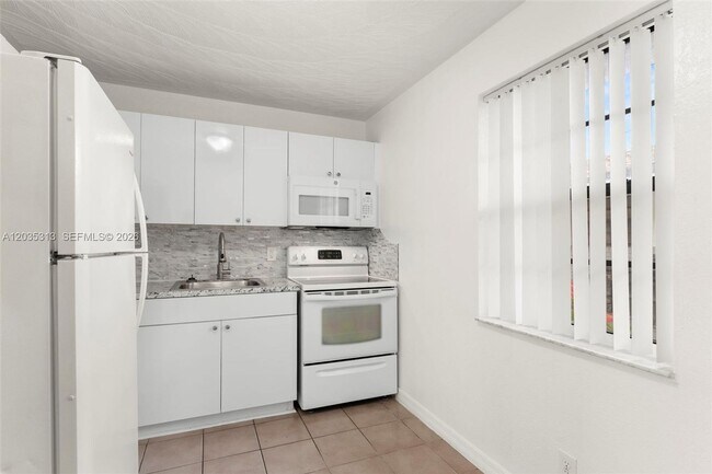 Building Photo - 4120 SW 19th St