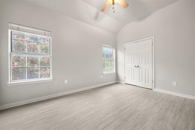 Building Photo - 1604 Lakeway Blvd