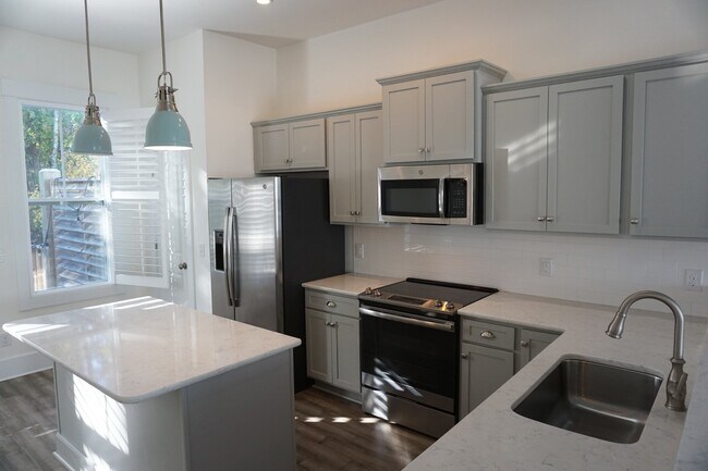 Building Photo - 3BR/3.5BA End Unit Townhome in Summerwalk!  $2,975/month - Pet friendly*