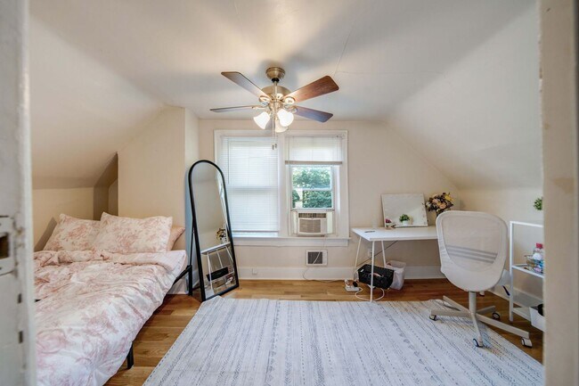Building Photo - Ultimate 6-Bedroom House with Spacious Liv...