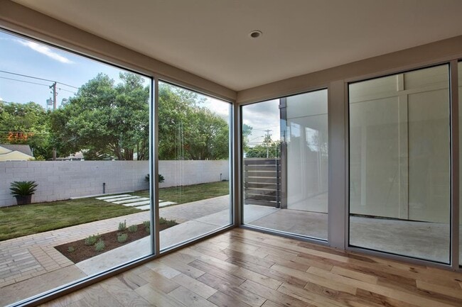 Building Photo - 924 E 51st St