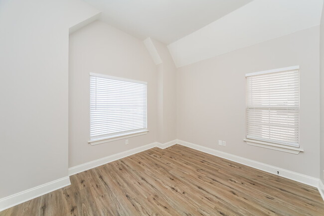 Building Photo - 5706 Bedford Loop W