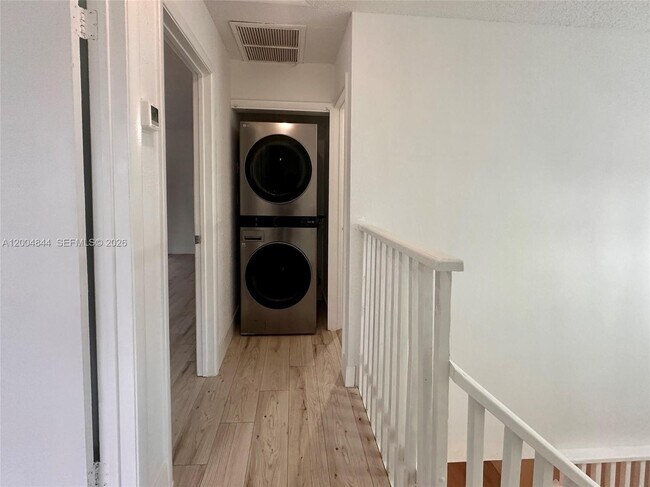 Building Photo - 2580 Coral Springs Dr