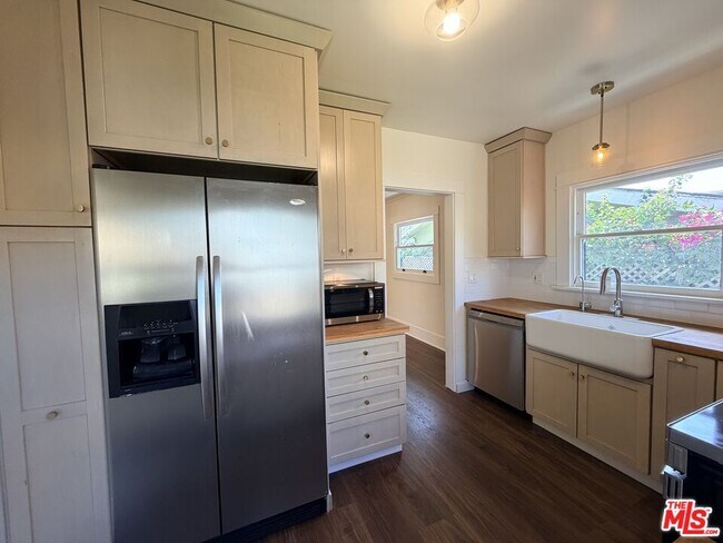 Building Photo - 1351 N McCadden Pl