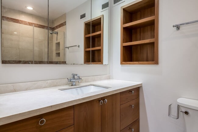 Building Photo - 801 S Plymouth Ct