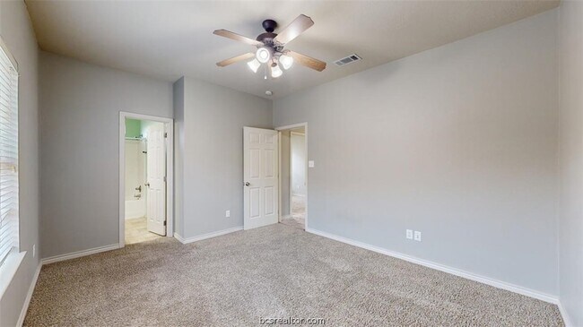 Building Photo - 211 Forest Dr Loop