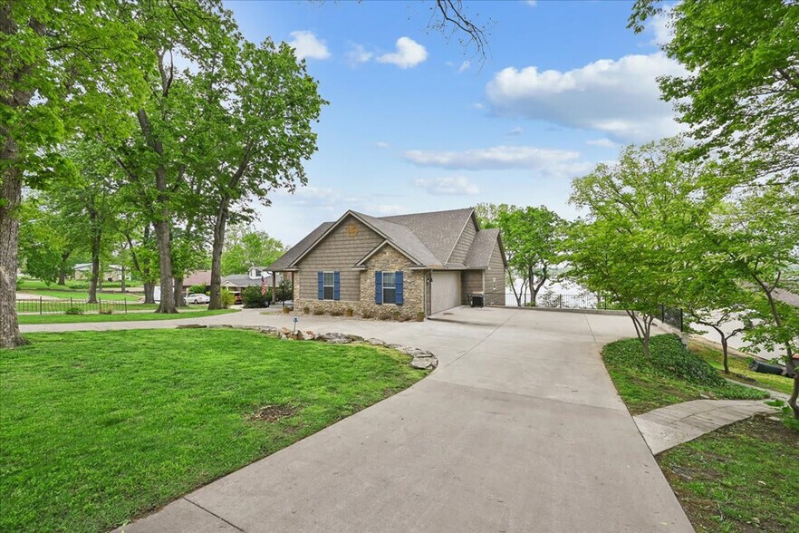 Building Photo - 1115 Red Bud Dr