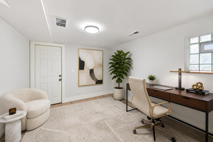 Office/bedroom - 1931 N St Louis Ave