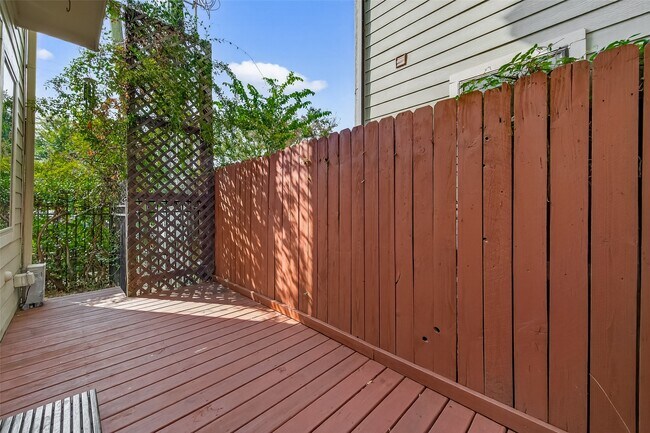 Building Photo - 931 W 23rd St