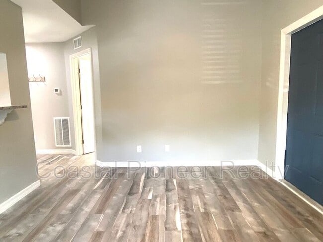 Building Photo - 8642 Mallard Reserve Dr