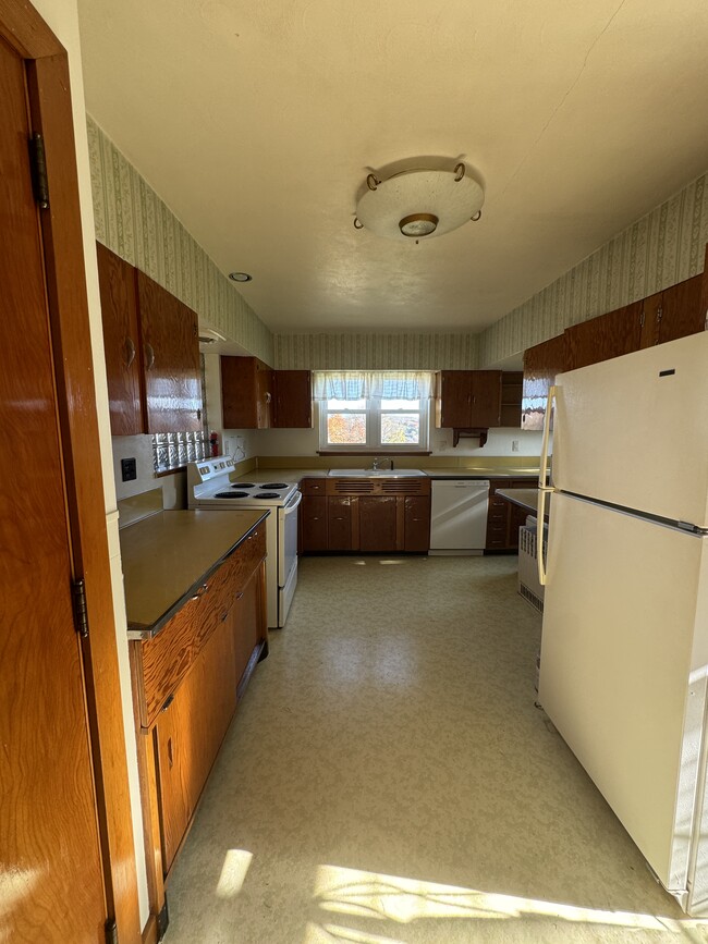 Large kitchen with fridge, electric stove and dishwasher - 620 Horn Rd