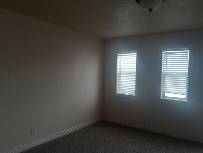 Building Photo - 3 Bed, 2.5 Bath, Rock Creek Townhome