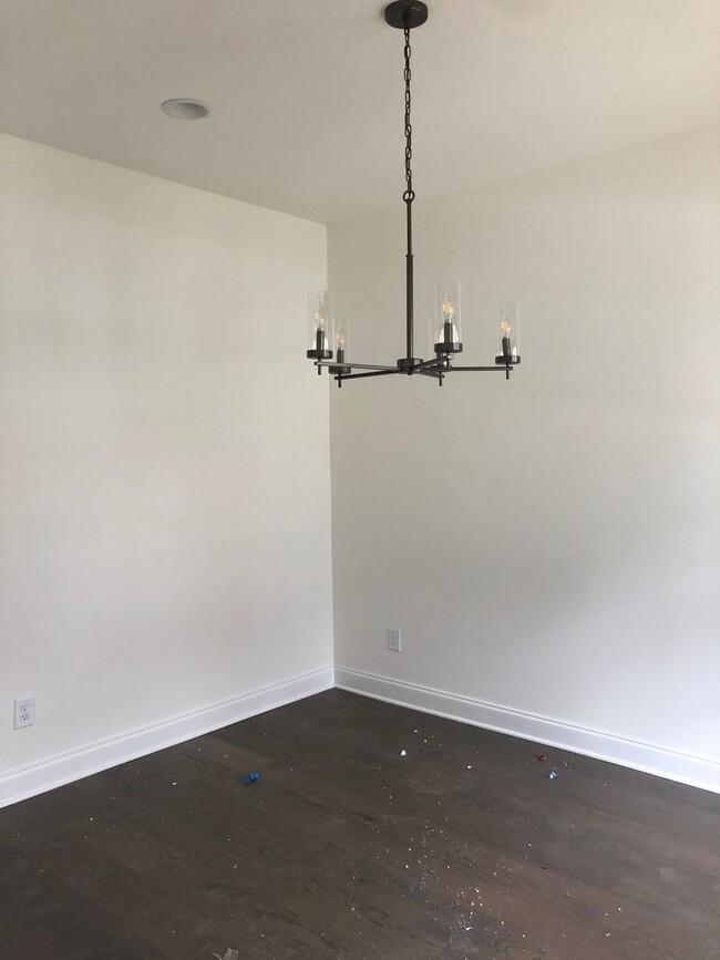 Building Photo - Townhome with 3 Bed/2.5 Bath w 1 Car Garag...