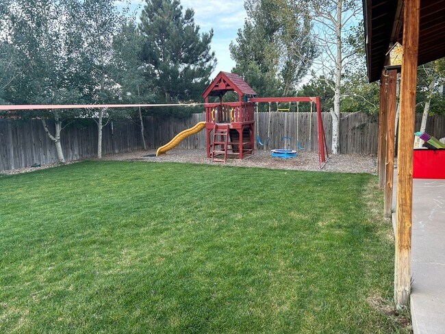 Building Photo - Welcome to your new home!  3 beds, 2.5 bat...