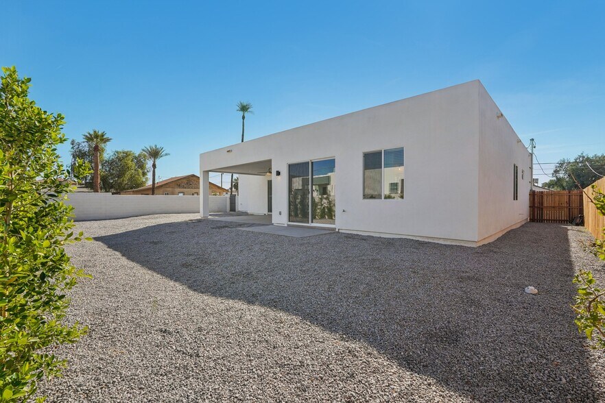 Building Photo - 910 E Roma Ave