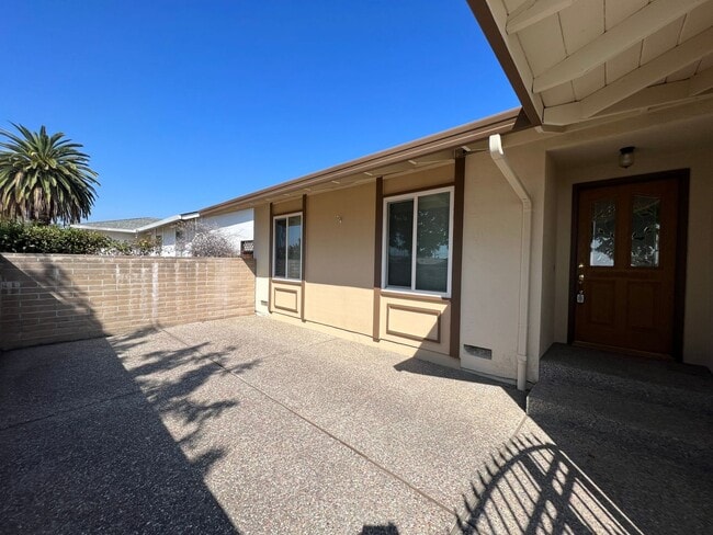 Building Photo - Newly Updated 4/2 Home! Remodeled Bathroom...