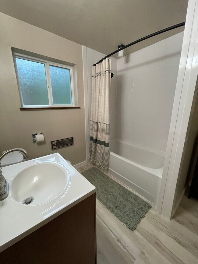 Building Photo - Lovely Home with wonderful Views and a Mas...