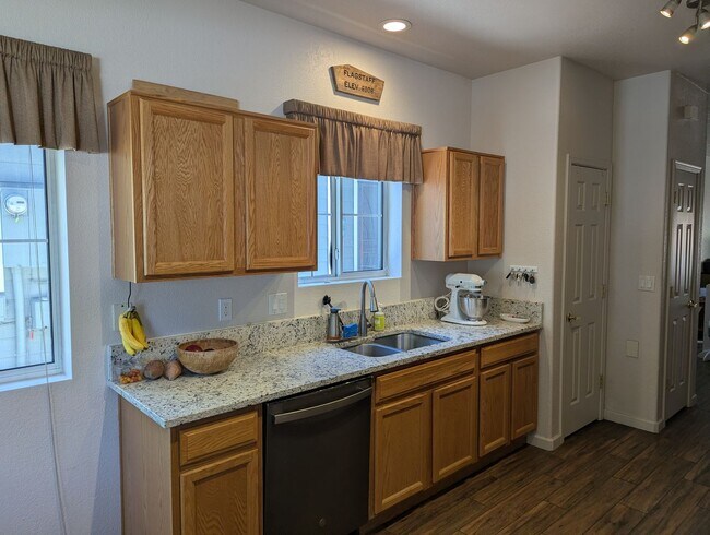 Building Photo - COMING SOON in August! Furnished Townhome in Boulder Pointe with All Utilities included - 3 bedro...