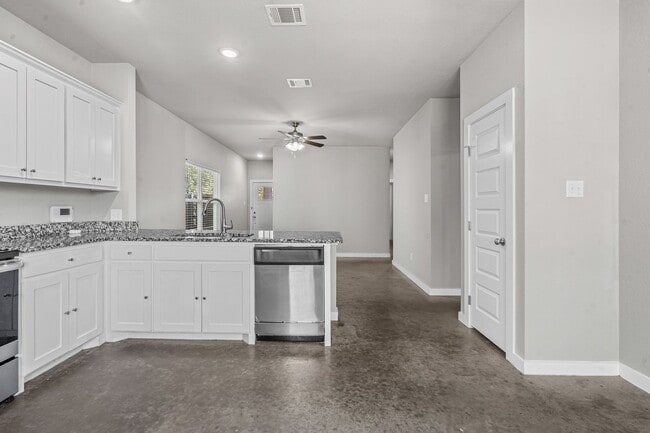 Building Photo - Amazing in Alvarado