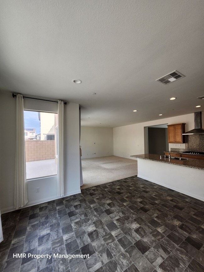 Building Photo - Beautiful two story 5 bedroom in ontario R...