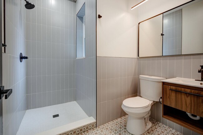 Building Photo - Spacious & Stylish Studio Apartment on W D...