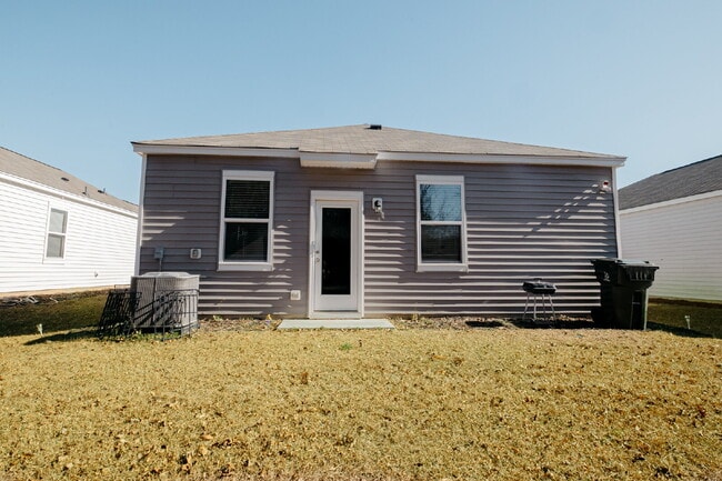 Building Photo - "One Level, Charming 3 bedroom 2 Bath in Goose Creek – 1256 Sq Ft of Comfort!"