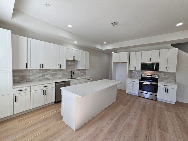 Building Photo - Available now ready for immediate move in ...