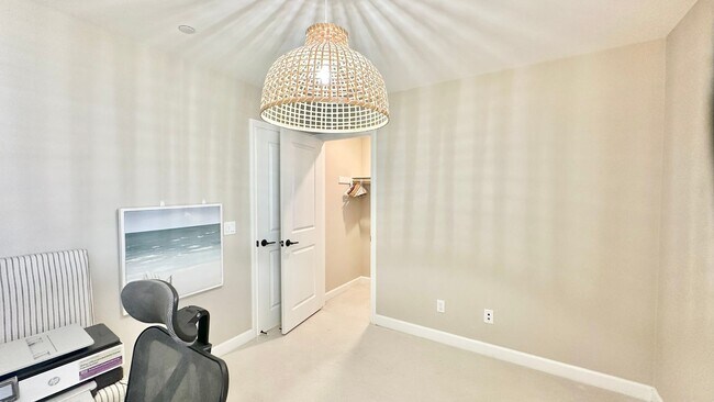 Building Photo - Beautiful "Model" Show Townhome in the Gat...