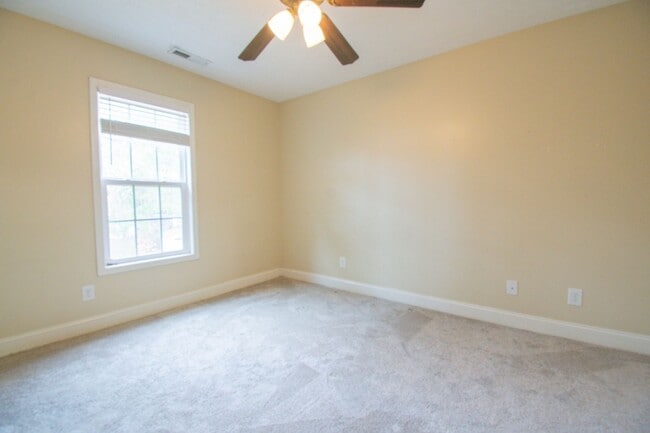 Building Photo - Available March 1! 4 Bedroom 2.5 Bathroom With Bonus and Screened in Porch!
