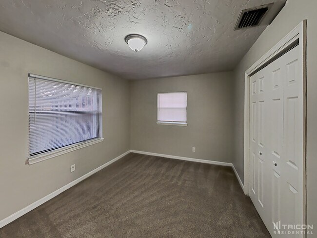 Building Photo - 2258 Lake Dr