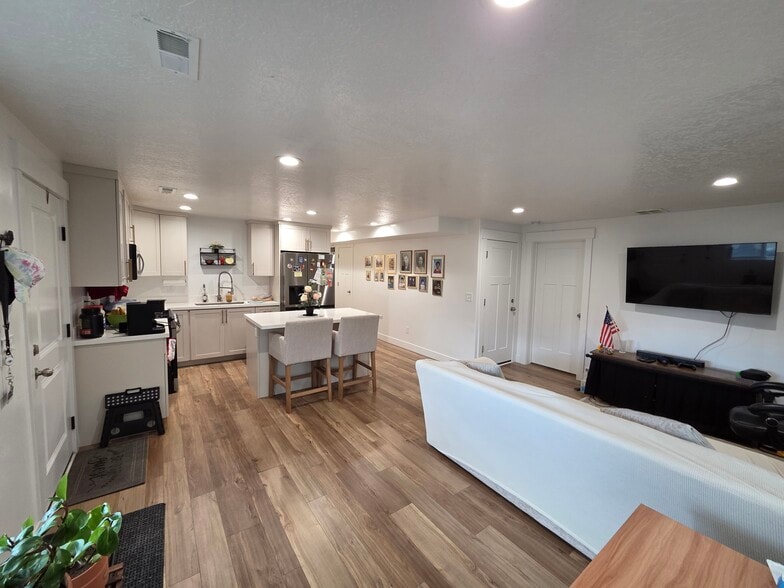 Building Photo - 7046 N Silver Creek Way